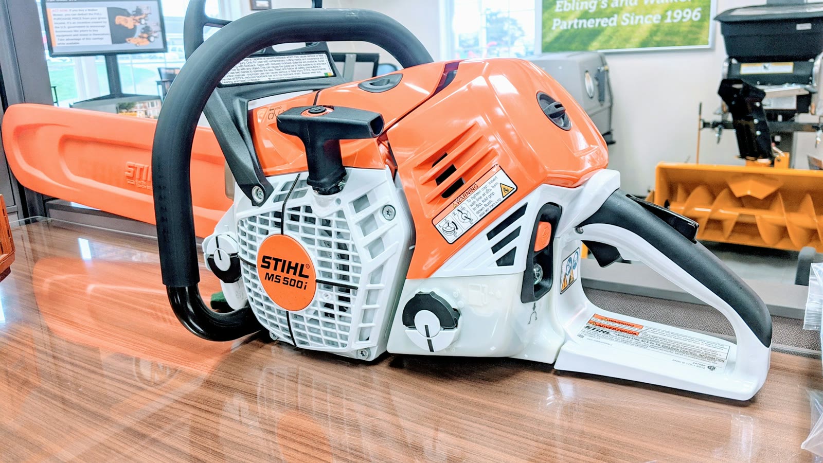 STIHL tronçonneuse prête à travailler, motif du carburant et de l'huile corrects pour les moteurs 2-temps.