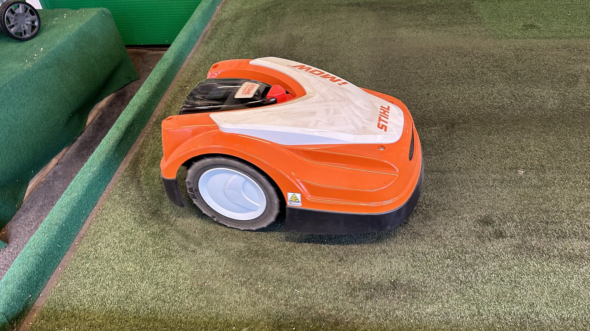 Cortador de grama robótico STIHL iMOW no gramado